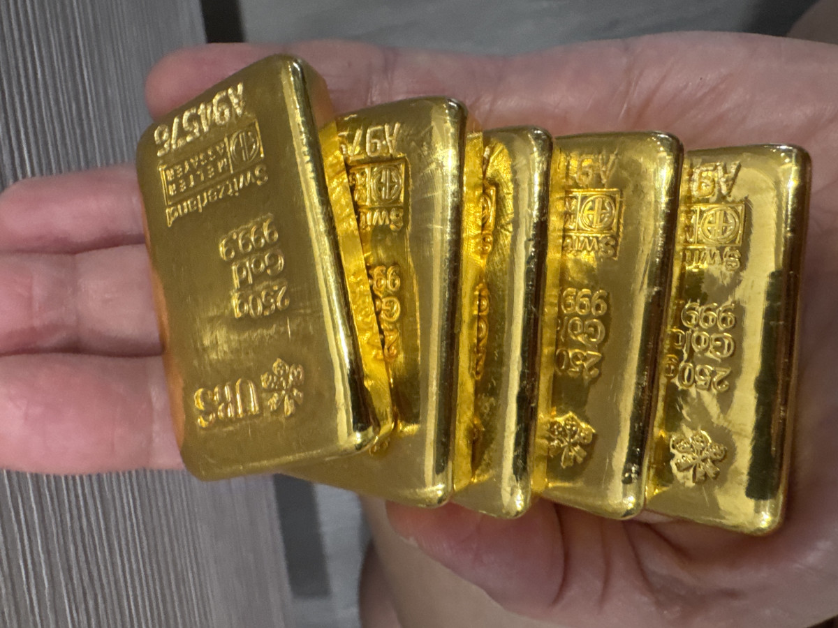 表面演戲背後交易