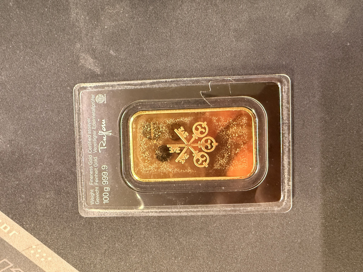 UBS黃金外殼裂開了